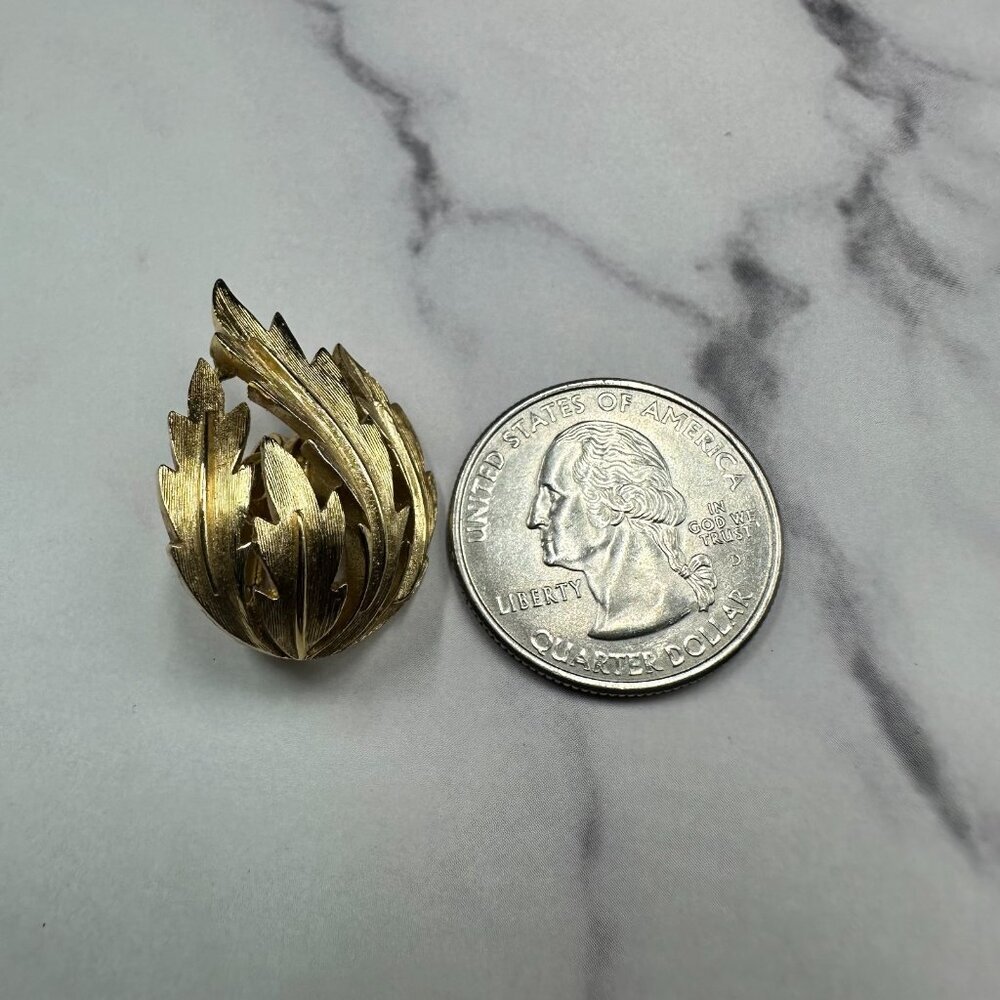 3/$30 Vintage Trifari Clip On Earrings Gold Tone Textured Layered Leaf Swirl - Picture 5 of 8